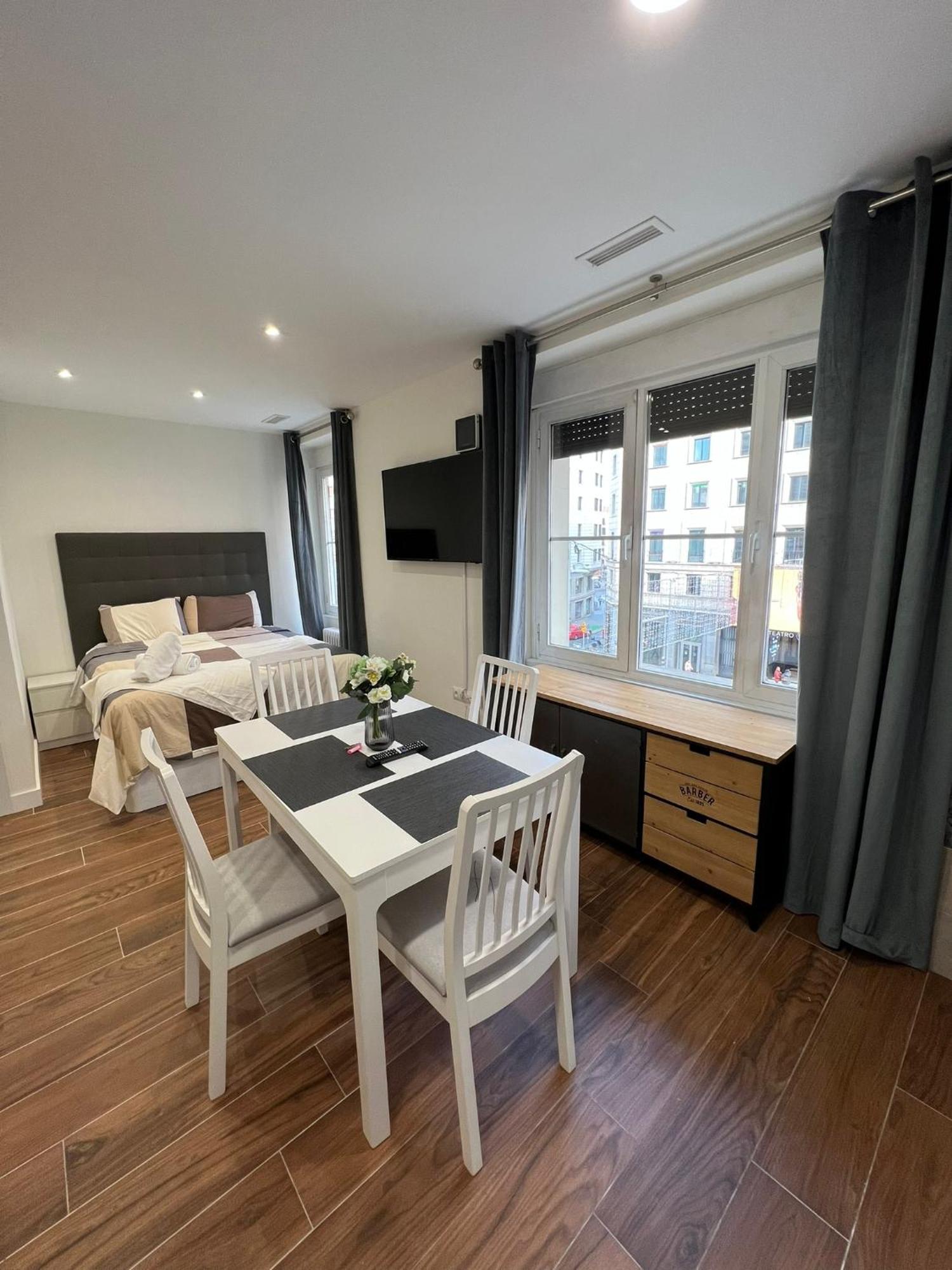 Apartamentos Econostay Plaza De Espana — Photos 2
